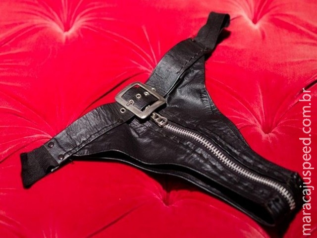 Pistoleiras aterrorizam funcionárias e furtam lingeries de sex shop Pistoleiras aterrorizam funcionárias e furtam lingeries de sex shop