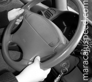 Maus hábitos que podem render multa ao motorista Maus hábitos que podem render multa ao motorista