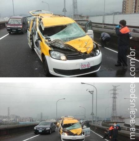 Taxista sobrevive após seu carro ser atingido asa de avião que caiu em Taiwan Taxista sobrevive após seu carro ser atingido asa de avião que caiu em Taiwan
