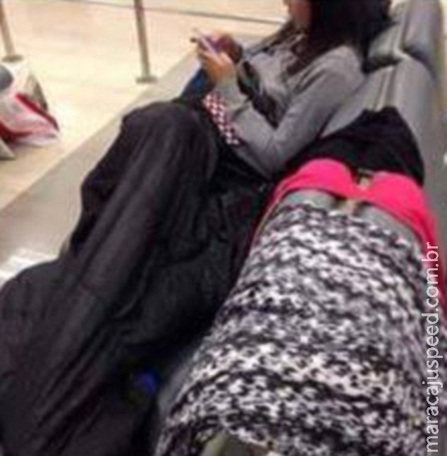 Mulher causa polêmica ao colocar roupas íntimas para secar em assentos de sala de embarque de aeropo