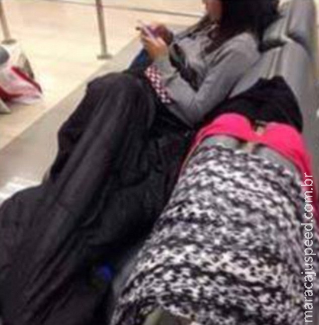 Mulher causa polêmica ao colocar roupas íntimas para secar em assentos de sala de embarque de aeropo Mulher causa polêmica ao colocar roupas íntimas para secar em assentos de sala de embarque de aeropo