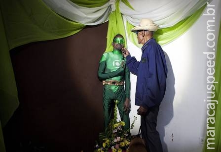 Homem é enterrado com fantasia de Lanterna Verde Homem é enterrado com fantasia de Lanterna Verde