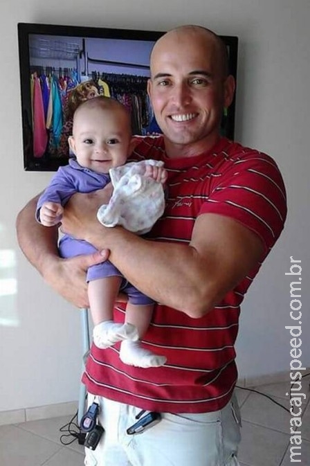 Policial militar atira acidentalmente e mata filha de 11 meses ao limpar a arma Policial militar atira acidentalmente e mata filha de 11 meses ao limpar a arma