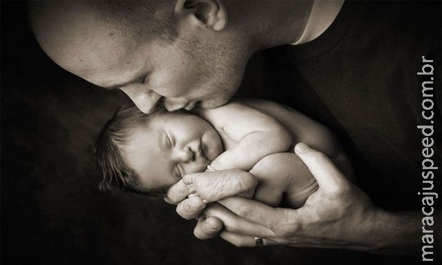 Série de fotos tocante retrata famílias com filhos recém-nascidos que não sobreviveram Série de fotos tocante retrata famílias com filhos recém-nascidos que não sobreviveram