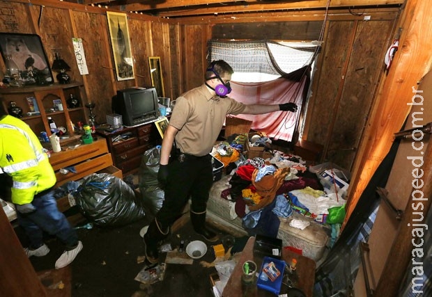 Casal é preso por abandonar filhos em casa imunda e fria Casal é preso por abandonar filhos em casa imunda e fria