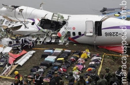 Piloto de Taiwan é aclamado como herói por desviar avião de edifícios Piloto de Taiwan é aclamado como herói por desviar avião de edifícios