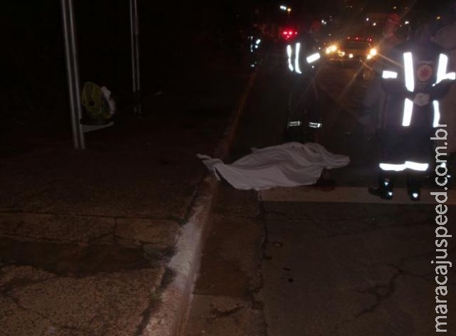 Homem morre com um tiro no peito durante tentativa de assalto em ponto de ônibus Homem morre com um tiro no peito durante tentativa de assalto em ponto de ônibus