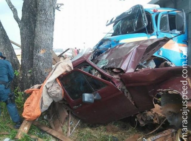 Acidente entre caminhonete e caminhão boiadeiro deixa um morto e outro ferido em MS