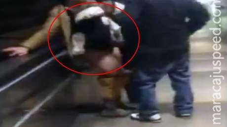Casal faz sexo em estação de trem com bebê no colo Casal faz sexo em estação de trem com bebê no colo