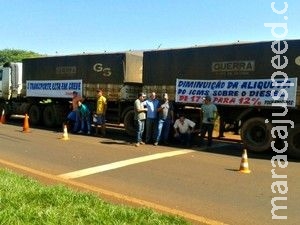 Caminhoneiros liberam trechos após bloqueios na BR-163 em MS Caminhoneiros liberam trechos após bloqueios na BR-163 em MS