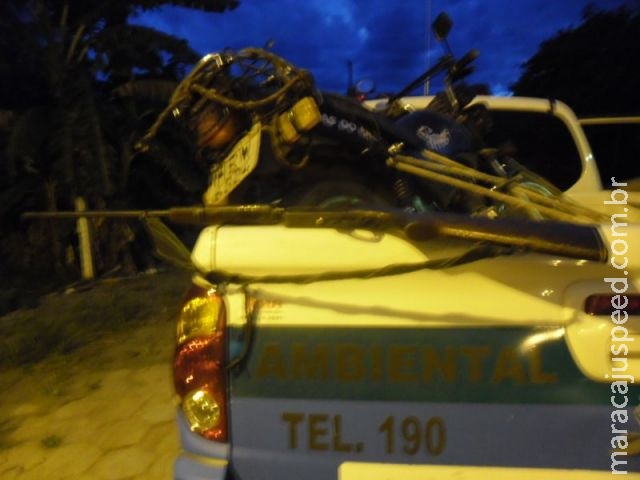 Caçador fura bloqueio da PMA e abandona moto e espingarda de caça