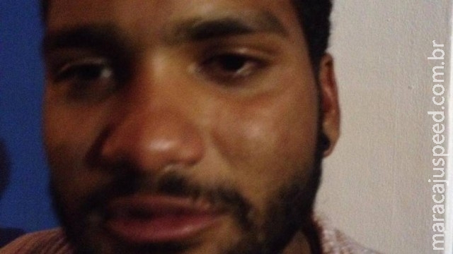 Casal gay afirma ter sido agredido e xingado por policiais militares após beijo em público Casal gay afirma ter sido agredido e xingado por policiais militares após beijo em público