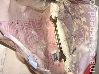 Mulher encontra ferramenta dentro de pacote de frango e marido passa mal Mulher encontra ferramenta dentro de pacote de frango e marido passa mal