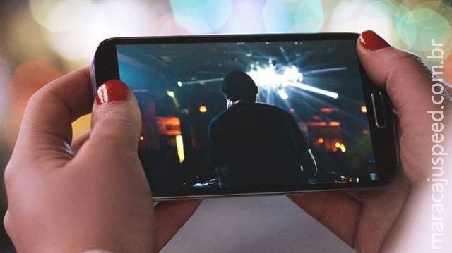 Samsung prepara Galaxy S6 metálico e com tela curva Samsung prepara Galaxy S6 metálico e com tela curva