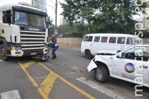Carreta passa por cima de moto e colide com veículo de emissora Carreta passa por cima de moto e colide com veículo de emissora