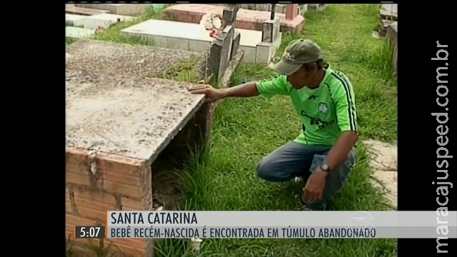 Bebê abandonado em túmulo de cemitério passa bem Bebê abandonado em túmulo de cemitério passa bem