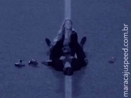 Casal é flagrado fazendo sexo em campo de futebol Casal é flagrado fazendo sexo em campo de futebol