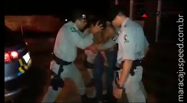 Policiais são flagrados fazendo sessão de exorcismo em suspeito Policiais são flagrados fazendo sessão de exorcismo em suspeito