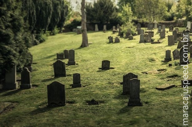 Viúva se deita na sepultura do marido e morre em seguida Viúva se deita na sepultura do marido e morre em seguida