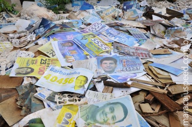 Material político é abandonado às margens de rodovia