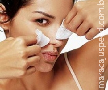 Aprenda a eliminar cravos sem machucar a pele