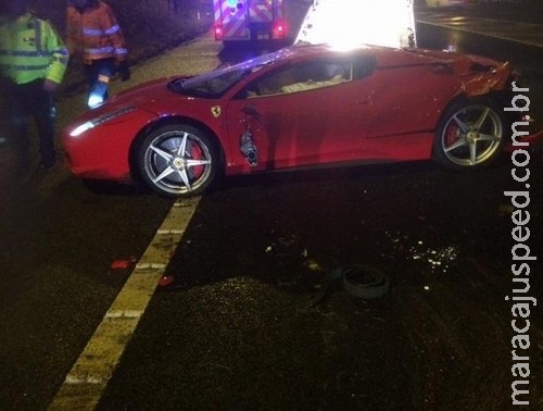 Ferrari capota, motorista sai andando e é obrigado a fazer curso Ferrari capota, motorista sai andando e é obrigado a fazer curso