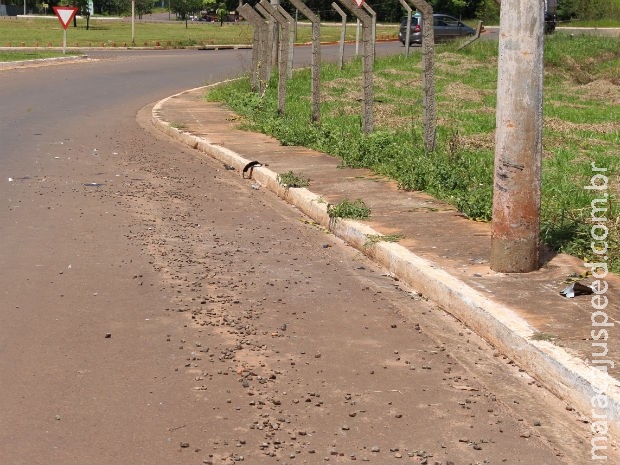 Motociclista morre após colidir com poste em avenida