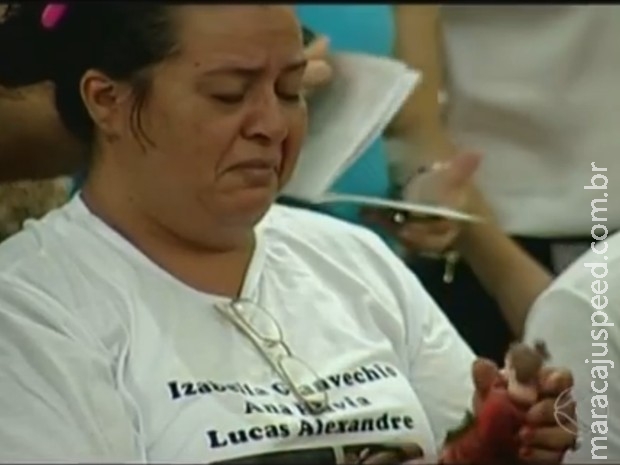 "Mataram minha filha, os gêmeos e a mim", diz mãe durante missa "Mataram minha filha, os gêmeos e a mim", diz mãe durante missa