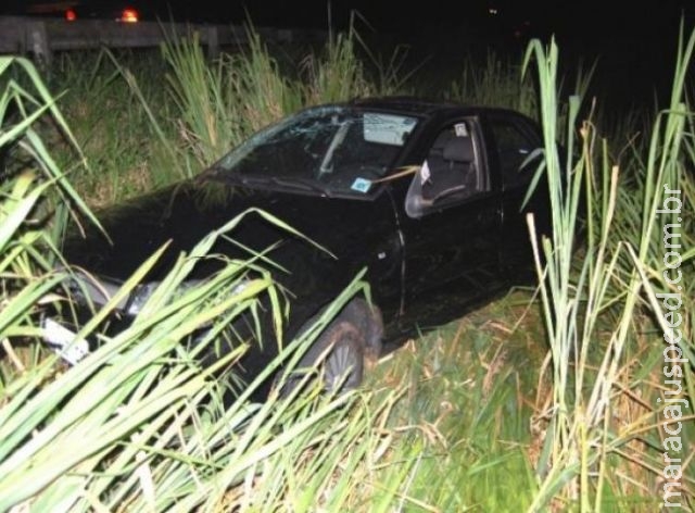 Duas pessoas ficam feridas depois de motorista jogar carro em ribanceira para evitar colisão Duas pessoas ficam feridas depois de motorista jogar carro em ribanceira para evitar colisão