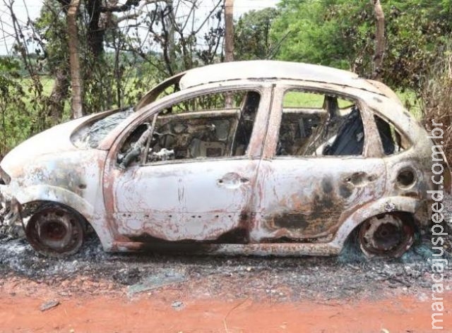 Veículo roubado no fim da semana passada é encontrado carbonizado