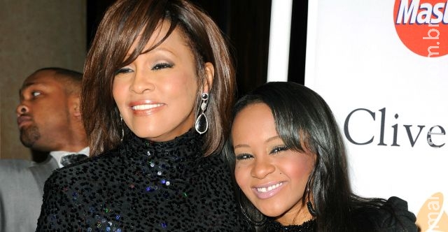 Família quer desligar aparelhos de filha de Whitney Houston no aniversário de morte da mãe Família quer desligar aparelhos de filha de Whitney Houston no aniversário de morte da mãe