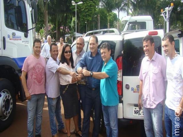 Foroni entrega três veículos e diz que população de Rio Brilhante merece serviços de excelência Foroni entrega três veículos e diz que população de Rio Brilhante merece serviços de excelência
