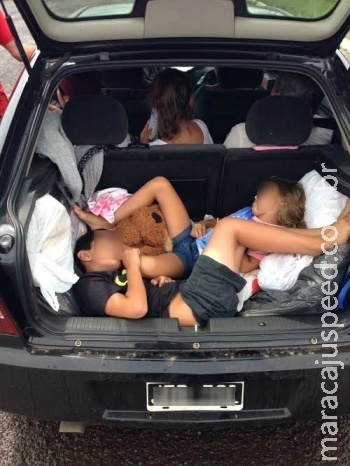 Carro argentino é flagrado levando crianças em porta-malas em SC Carro argentino é flagrado levando crianças em porta-malas em SC