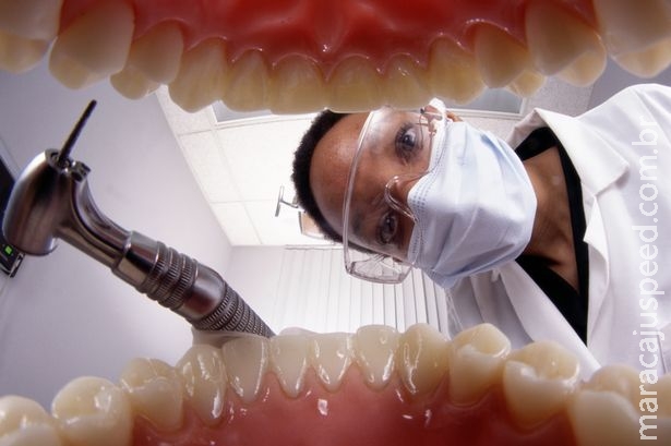 Dentista é proibida de exercer função por um ano depois de aterrorizar e fazer paciente desmaiar Dentista é proibida de exercer função por um ano depois de aterrorizar e fazer paciente desmaiar
