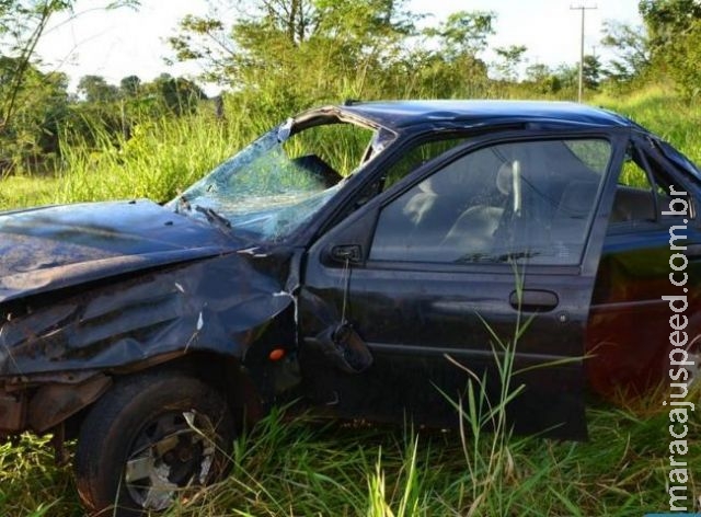 Motorista perde o controle após passar em buraco e capota veículo com cinco ocupantes