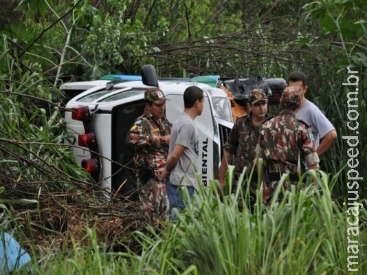 Equipe da PMA sai ilesa após viatura sair da pista e tombar na BR-163 Equipe da PMA sai ilesa após viatura sair da pista e tombar na BR-163