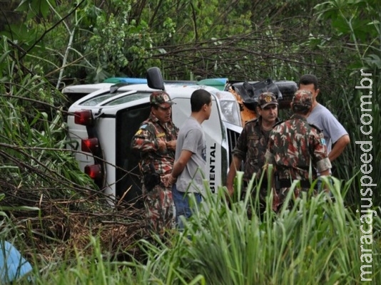 Equipe da PMA sai ilesa após viatura sair da pista e tombar na BR-163