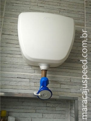 Casal gasta R$ 30 e monta chuveiro sem tubulação de água e energia elétrica Casal gasta R$ 30 e monta chuveiro sem tubulação de água e energia elétrica