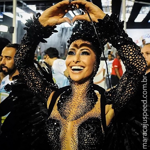 Globo ignora rivalidade com Record e "baba" por Sabrina Sato Globo ignora rivalidade com Record e "baba" por Sabrina Sato