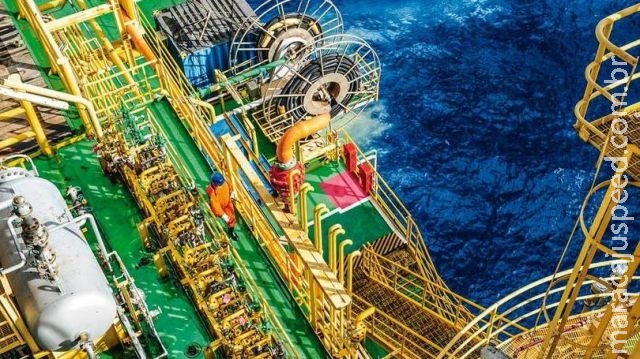 Cinco morrem em explosão em navio a serviço da Petrobras Cinco morrem em explosão em navio a serviço da Petrobras