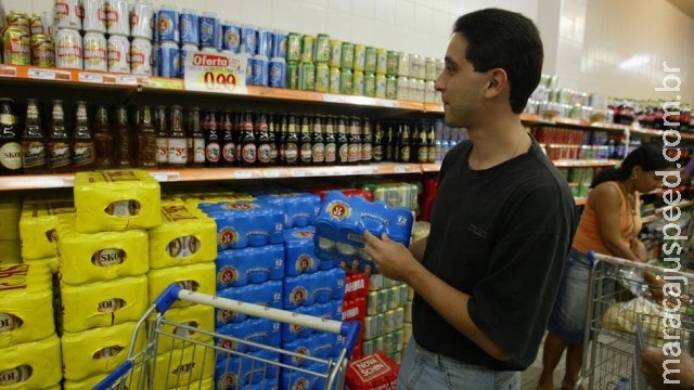 Supermercados fazem promoções de cerveja na compra acima de 12 latas Supermercados fazem promoções de cerveja na compra acima de 12 latas
