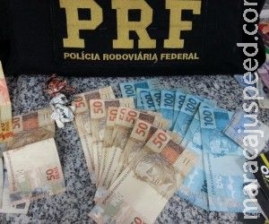 Depois de furar bloqueios da PRF, homem é preso com carro roubado Depois de furar bloqueios da PRF, homem é preso com carro roubado