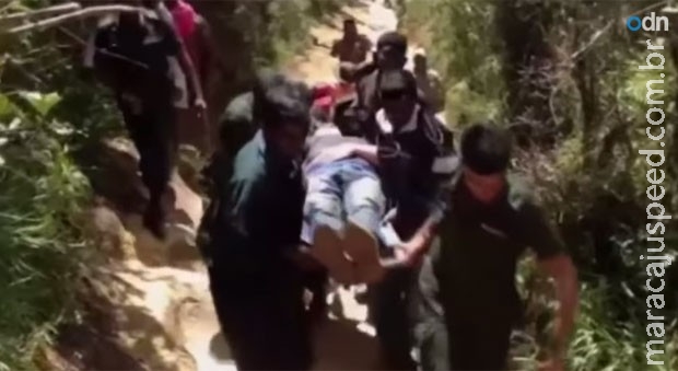 Homem cai de penhasco de 1.200 m ao clicar a mulher em lua de mel Homem cai de penhasco de 1.200 m ao clicar a mulher em lua de mel