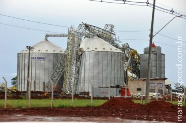 Chuva e vento forte derrubam árvore e destroem silo de cooperativa Chuva e vento forte derrubam árvore e destroem silo de cooperativa
