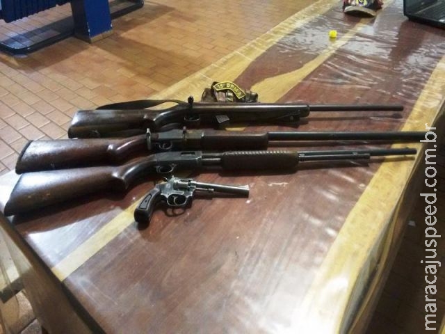 PMA desmonta acampamento e apreende arsenal de armas de caça às margens do rio Jauru PMA desmonta acampamento e apreende arsenal de armas de caça às margens do rio Jauru