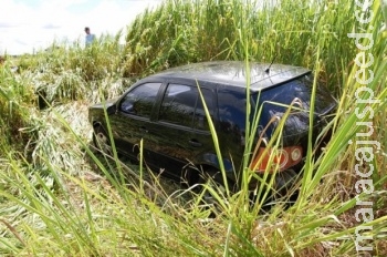 Mulher perde o controle e capota carro na MS-134 Mulher perde o controle e capota carro na MS-134