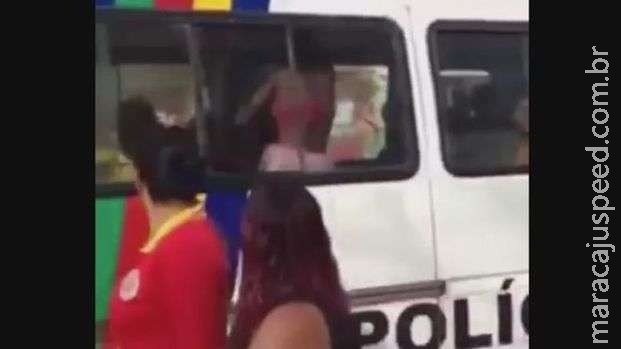 Foliões são flagrados dançando dentro de viatura da PM Foliões são flagrados dançando dentro de viatura da PM