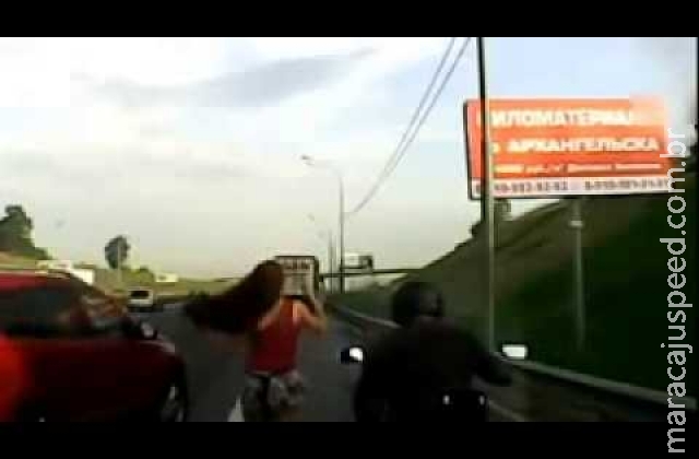 Homem faz sexo com mulher enquanto dirigia moto Homem faz sexo com mulher enquanto dirigia moto