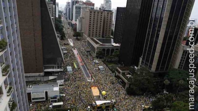 Mais de 1 milhão de pessoas protestam contra Dilma pelo país Mais de 1 milhão de pessoas protestam contra Dilma pelo país