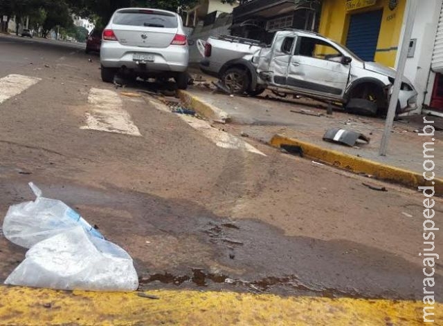 Após furar sinal, motoristas se envolvem em acidente na área central Após furar sinal, motoristas se envolvem em acidente na área central